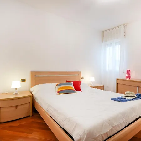 Guesthost - De Napoli Ev *