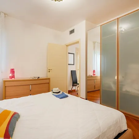 Guesthost - De Napoli Ev * Бари